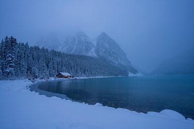 雪湖和一个房子的格局
